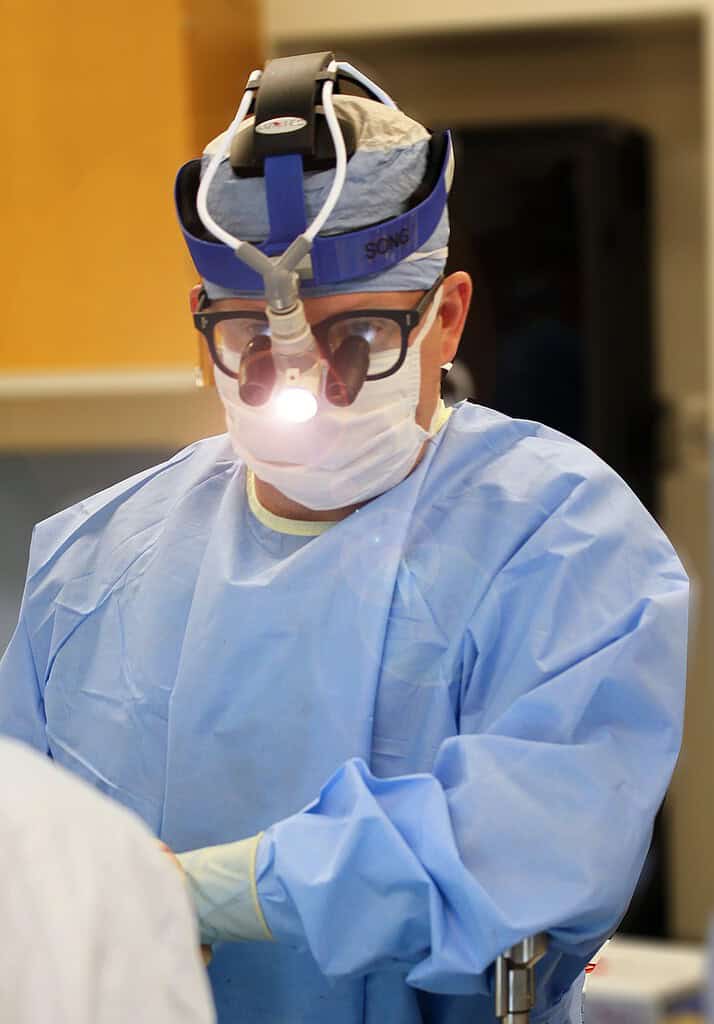 surgery-doctor-surgeon-1049534 surgery, doctor, surgeon-1049534.jpg